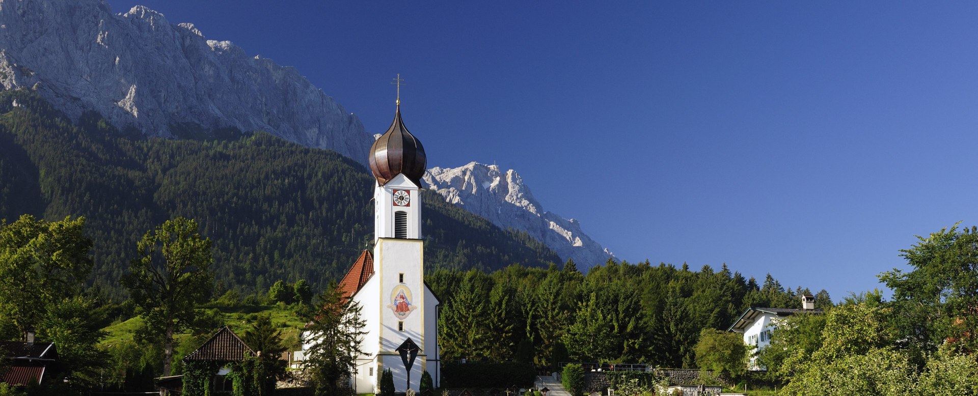 Kirche St. Johannes der Täufer, Grainau mit Bergfriedhof, © Touristinformation Grainau - Foto Ehn