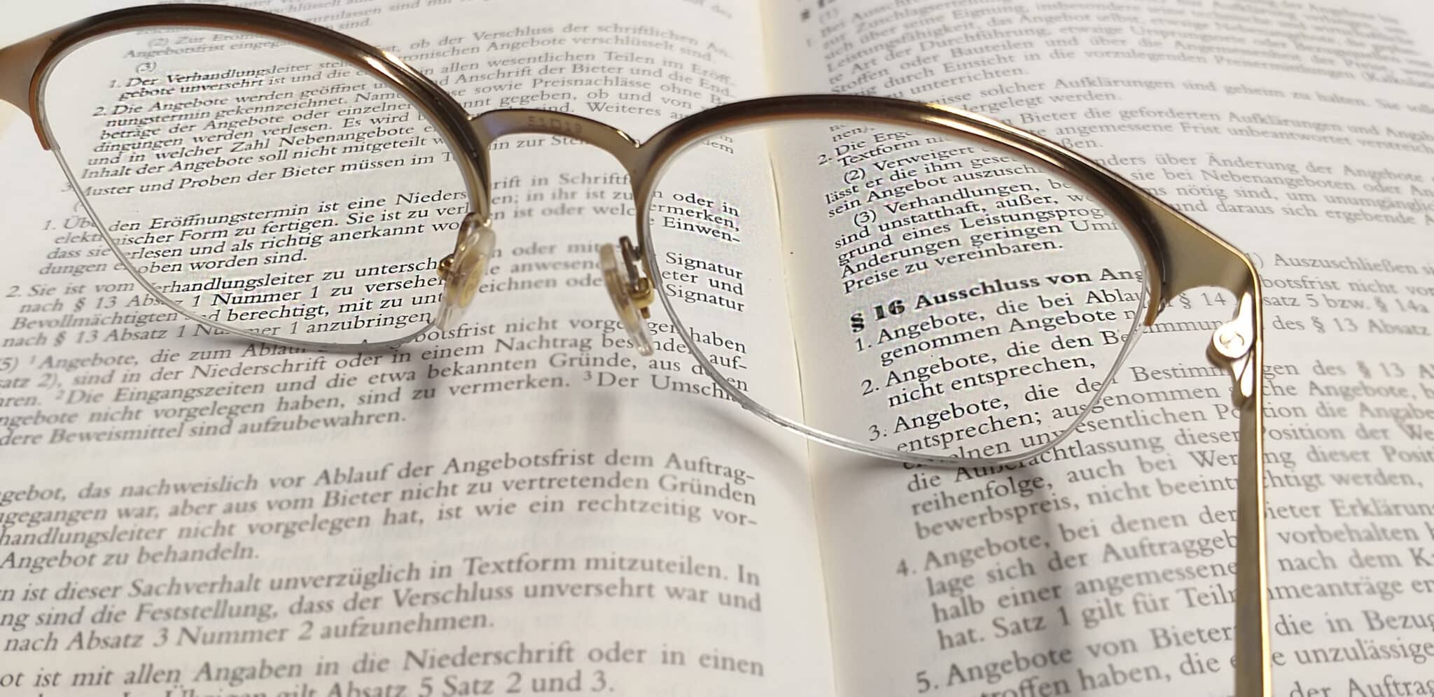 Grainau, Satzungen, aufgeschlagenes Buch mit Paragraphen, Brille liegt auf dem Buch