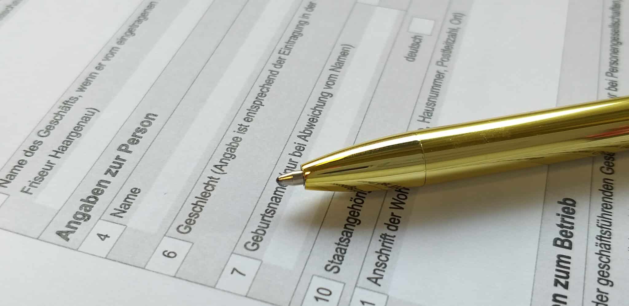 Grainau, Formular, Gewerbeantrag mit Angaben zur Person. Goldener Kugelschreiber liegt auf dem Formular