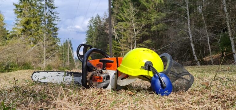 Grainau, Motorsäge und Helm für Baumfällarbeiten