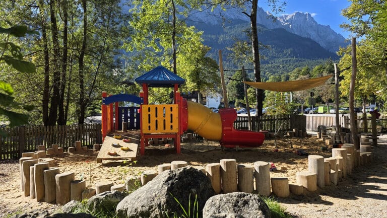 Grainauer Kinderspielplatz mit Kinderrutsche und Riesensandkasten