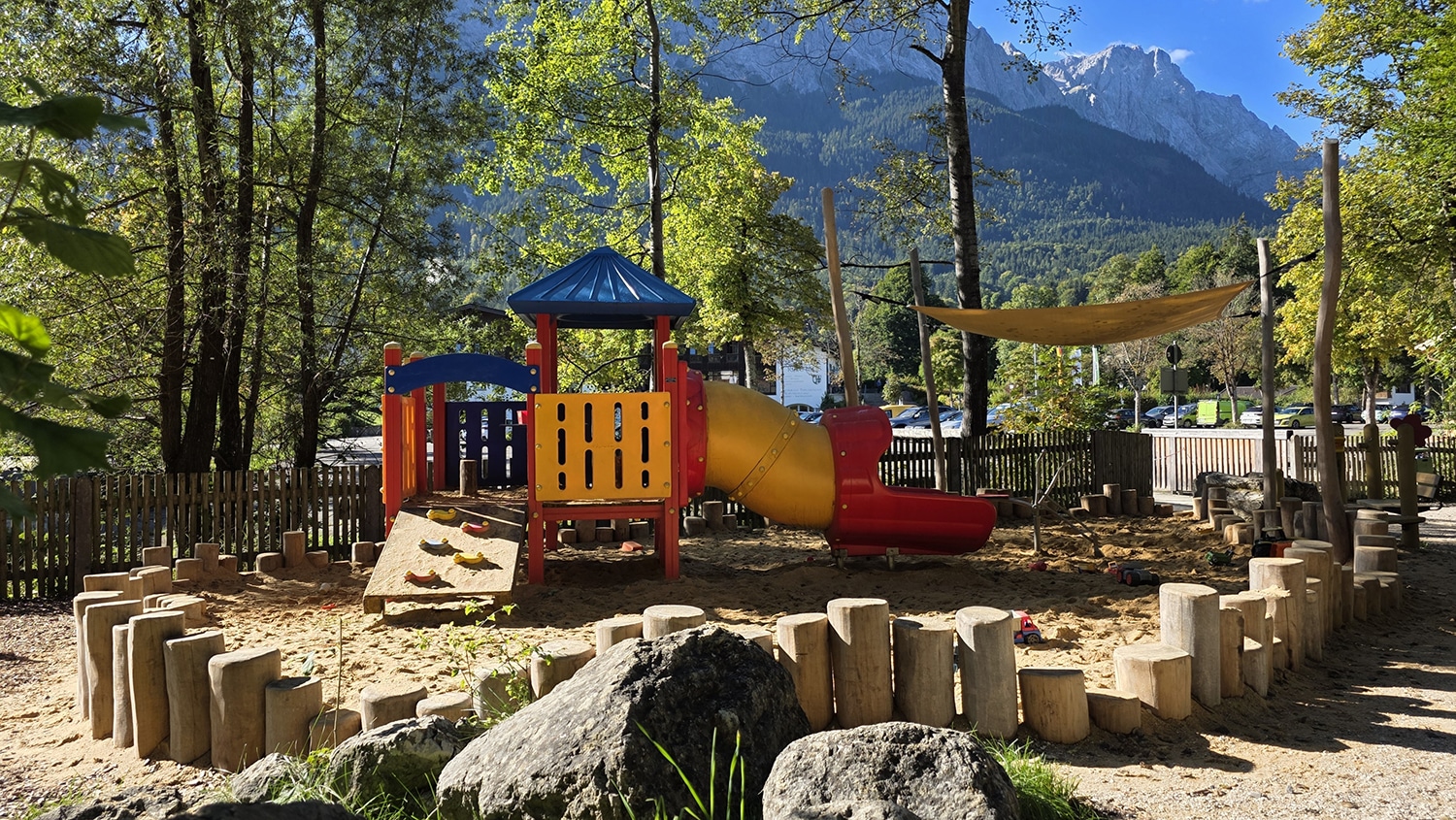 Grainauer Kinderspielplatz mit Kinderrutsche und Riesensandkasten